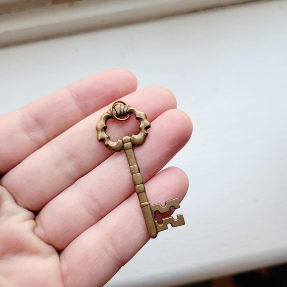 Vintage Bronze Skeleton Key Art Deco Style Pendant - Picture 7 of 8